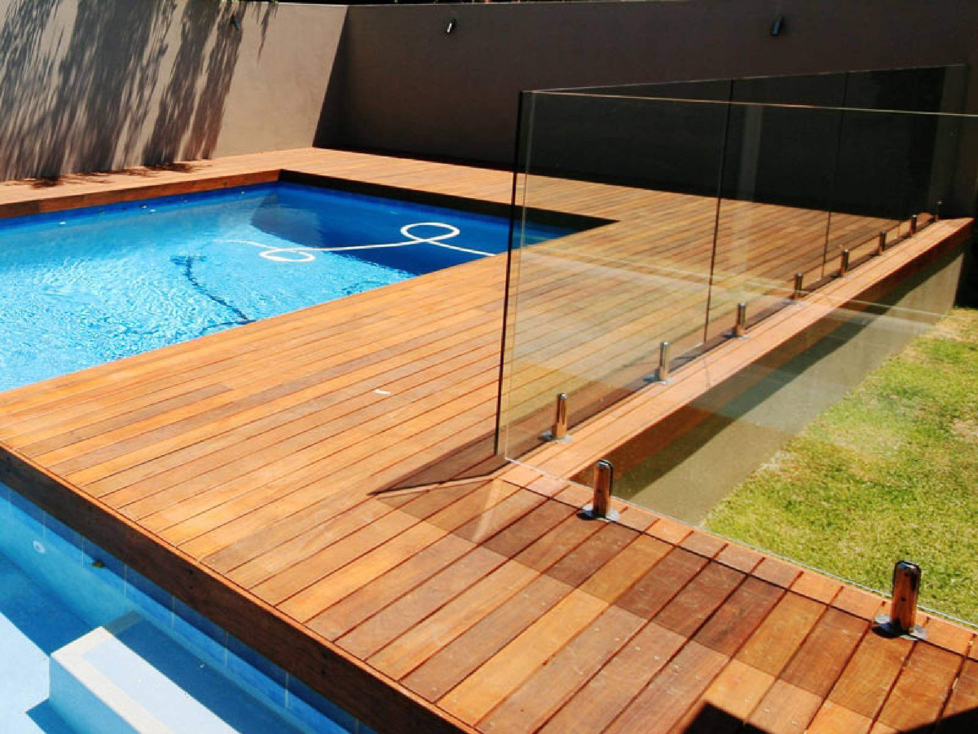 Deck de madeira para piscina